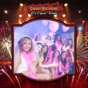 Groupe amis soirée dîner spectacle